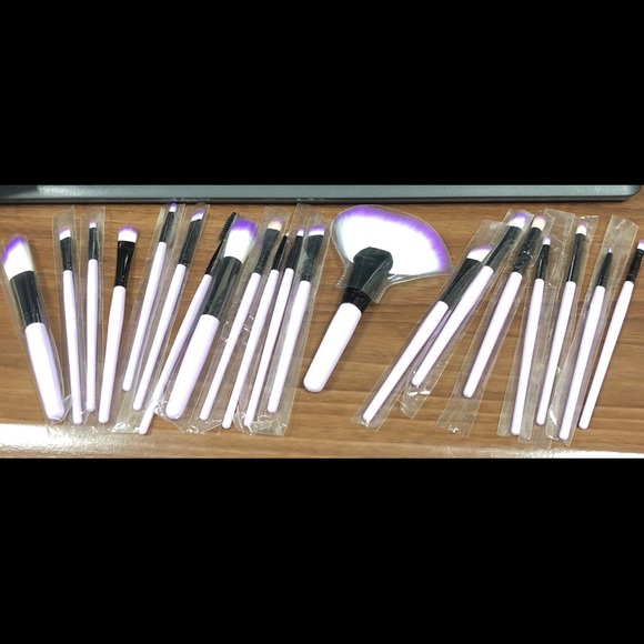 22 pc makeup brushes (: - Picture 1 of 4